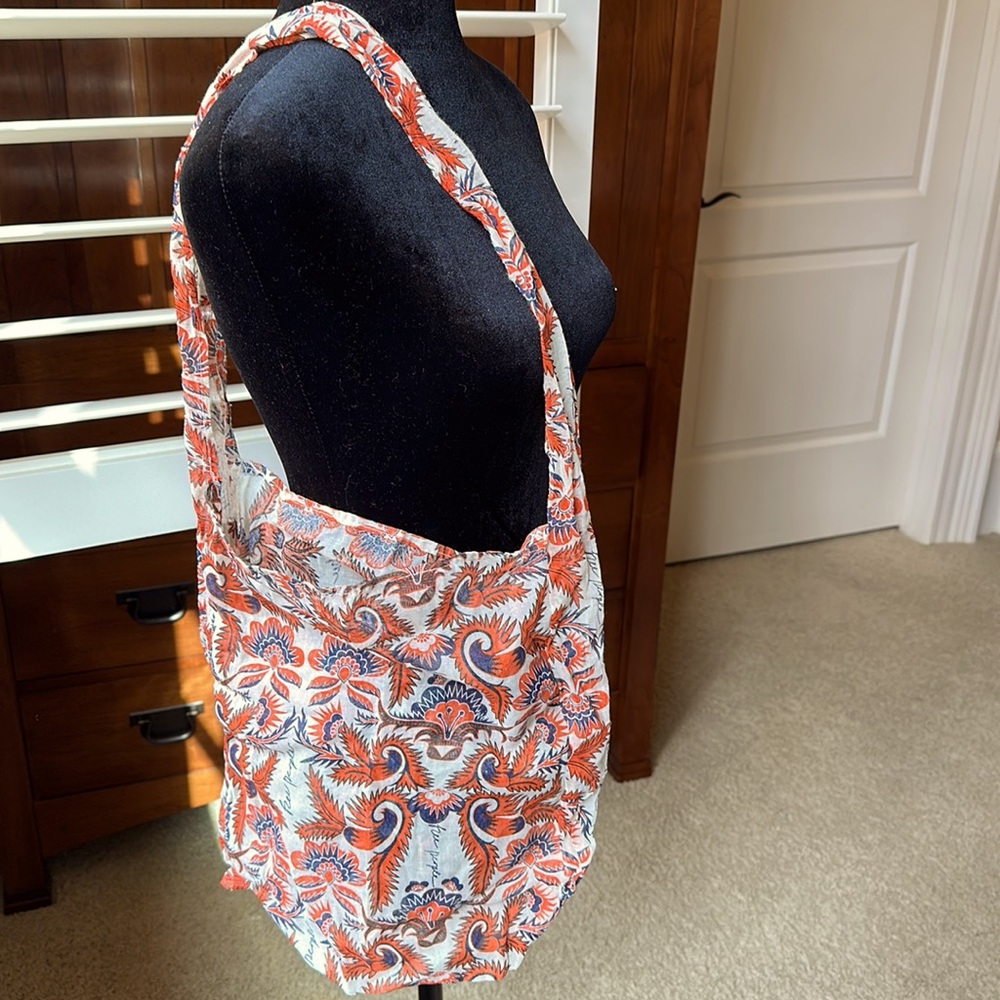FREE PEOPLE brand BAG. shoulder bag. Thin patterned fabric. No closure.